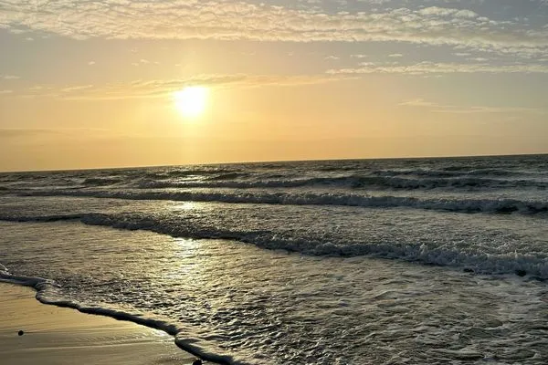 ChatGPT:  Ferienwohnung Kleine Welle Ostseebad Wustrow – Romantischer Sonnenuntergang über der Ostsee  Kleine Welle