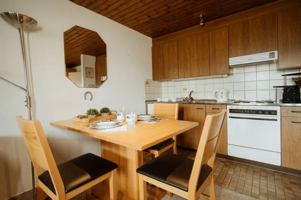 Esstisch und Küche  Apartment Alpenglühen
