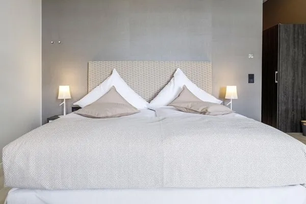 Ferienwohnung Piratensuite Ostseebad Wustrow - ZweiWasser Alte Seefahrtschule Doppelbett  Piratensuite