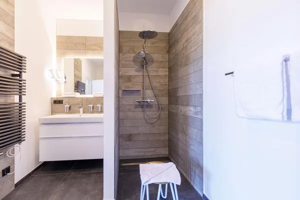 Ferienwohnung Backboard Ostseebad Wustrow ZweiWasser Alte Seefahrtschule Badezimmer  Backboard