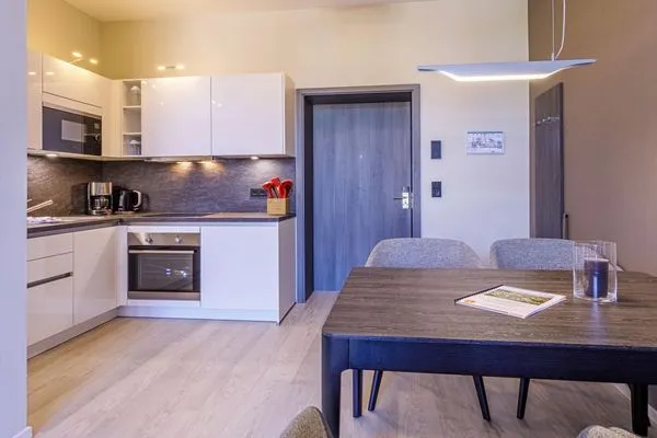 Ferienwohnung Backboard Ostseebad Wustrow ZweiWasser Alte Seefahrtschule Küche mit Essbereich  Backboard