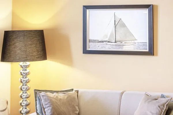 Ferienwohnung First Garden View Wustrow – stilvoll dekoriertes Wohnzimmer mit eleganter Lampe  First Garden View