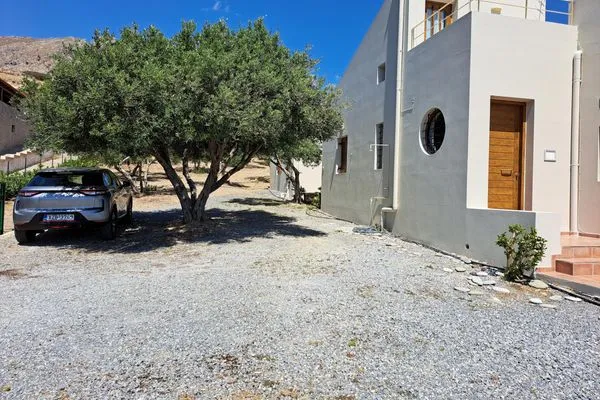 Einfahrt und Parkplatz des Ferienhauses  Armenopetra