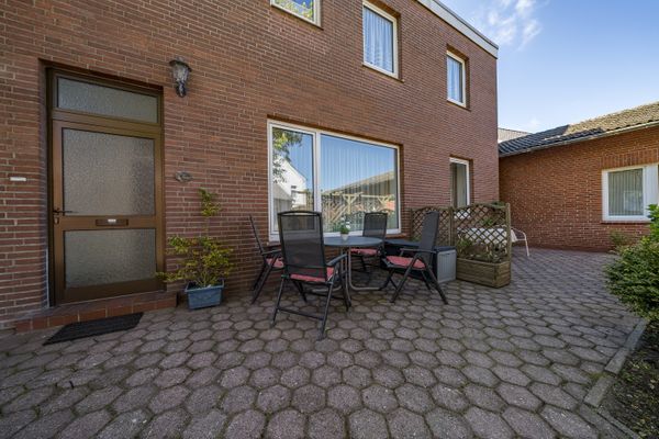  Haus Derk Juist - Bakhus Borkum - Eigener Eingang und Terrasse mit Gartenmöbeln