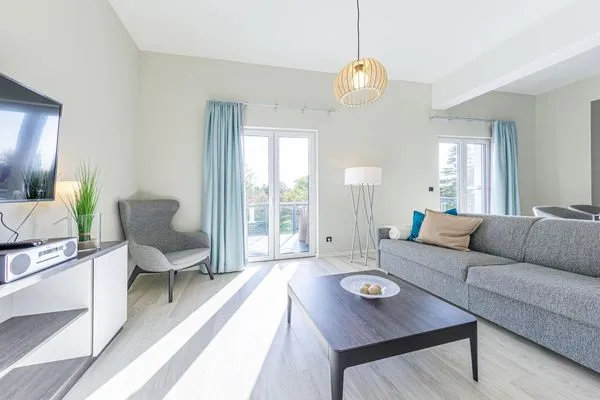Ferienwohnung Seeräuber Ostseebad Wustrow Wohnzimmer mit Balkon  Seeräuber