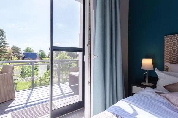 Ferienwohnung Marco Polo Ostseebad Wustrow ZweiWasser Alte Seefahrtschule Schlafzimmer mit Balkonzugang  Marco Polo Suite