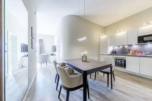 Ferienwohnung Humboldsuite Ostseebad Wustrow ZweiWasser Alte Seefahrtschule Küche mit Essbereich  Humboldtsuite