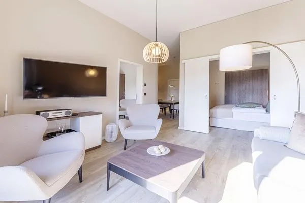 Ferienwohnung Humboldsuite Ostseebad Wustrow ZweiWasser Alte Seefahrtschule Wohnzimmer  Humboldtsuite