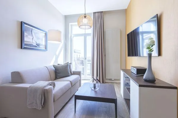 Ferienwohnung Ostseequartier Ostseebad Wustrow Wohnzimmer mit Balkon  Ostseequartier