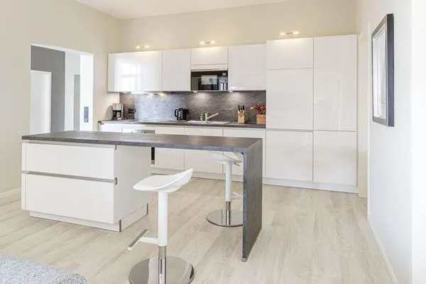 Ferienwohnung Ostseelounge Ostseebad Wustrow ZweiWasser Alte Seefahrtschule Küche mit Kochinsel  Ostseelounge