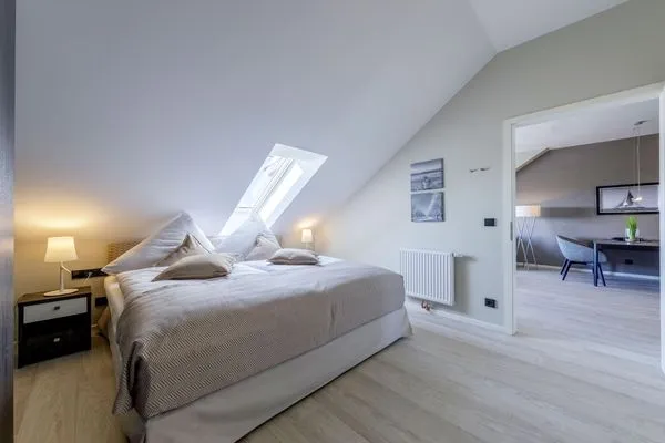 erienwohnung Dünenrast Ostseebad Wustrow ZweiWasser Alte Seefahrtschule Schlafzimmer mit Blick ins Wohnzimmer  Dünenrast