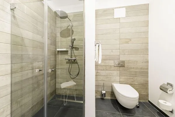 Ferienwohnung Dünenlounge Ostseebad Wustrow ZweiWasser Alte Seefahrtschule Bad mit Glasdusche  Dünenlounge