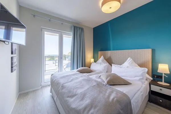 Ferienwohnung Dünenquartier Ostseebad Wustrow ZweiWasser Alte Seefahrtschule Schlafzimmer mit Balkonzugang  Dünenquartier