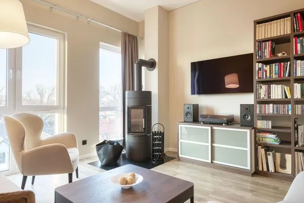 Ferienwohnung Kaptain´s Huus Ostseebad Wustrow ZweiWasser Alte Seefahrtschule Wohnzimmer mit Kamin  Kaptain's Huus