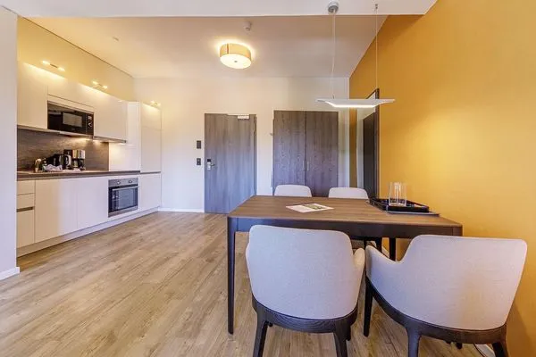 Ferienwohnung Kaptain´s Huus Ostseebad Wustrow ZweiWasser Alte Seefahrtschule Küche uns Essbereich  Kaptain's Huus