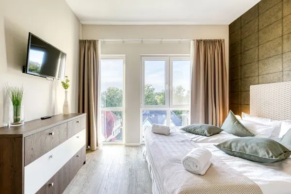 Ferienwohnung Kaptain´s Huus Ostseebad Wustrow ZweiWasser Alte Seefahrtschule Schalfzimmer mit bodentiefen Fenstern  Kaptain's Huus