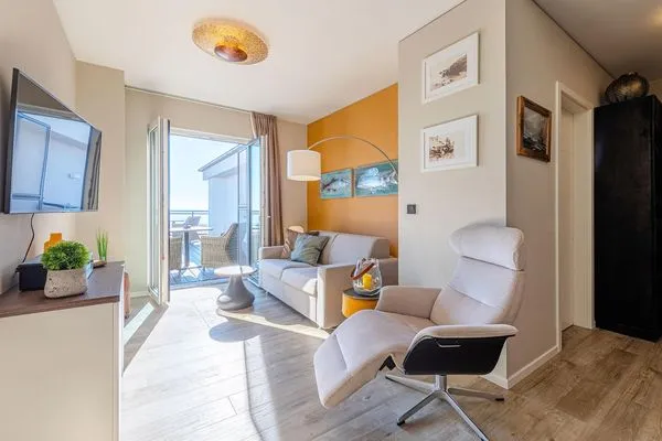 Ferienwohnung Sommerperle Ostseebad Wustrow ZweiWasser Alte Seefahrtschule Wohnzimmer mit Balkonzugang  Sommertraum