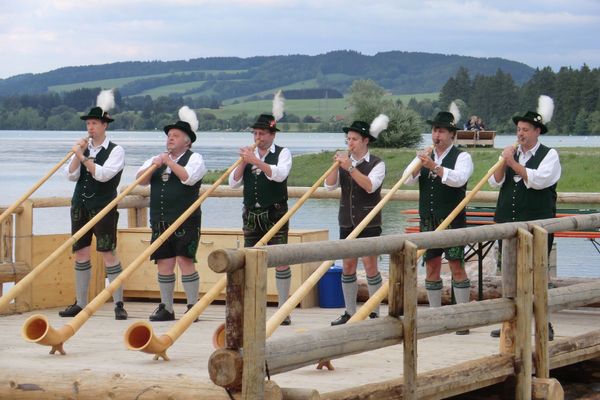Feriendorf Via Claudia Ferienhaus Martin Ferienwohnungen in Lechbruck - Alphornblasen auf dem Lechsee