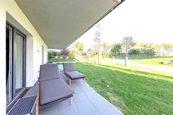 Ferienwohnung Große Strandburg Ostseebad Wustrow ZweiWasser Alte Seefahrtschule Terrasse mit Sonnenliegen  Große Strandburg