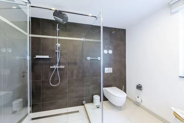 Ferienwohnung Großer Strandkorb Ostseebad Wustrow ZweiWasser Alte Seefahrtschule Badezimmer  Großer Strandkorb