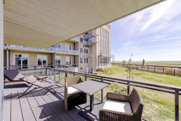 Ferienwohnung Große Strandmuschel Ostseebad Wustrow ZweiWasser Alte Seefahrtschule Sonnenbaden auf dem Balkon  Große Strandmuschel