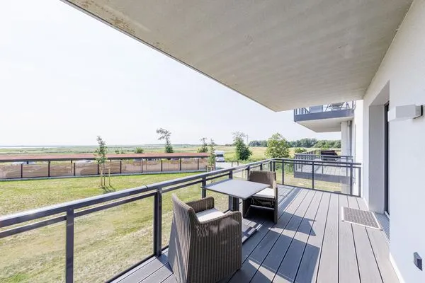 Ferienwohnung Kleine Strandmuschel Ostseebad Wustrow ZweiWasser Alte Seefahrtschule Sonnenbaden auf dem Balkon  Kleine Strandmuschel