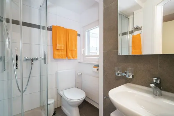 Das Badezimmer hat eine Dusche  Apartment Heimathus