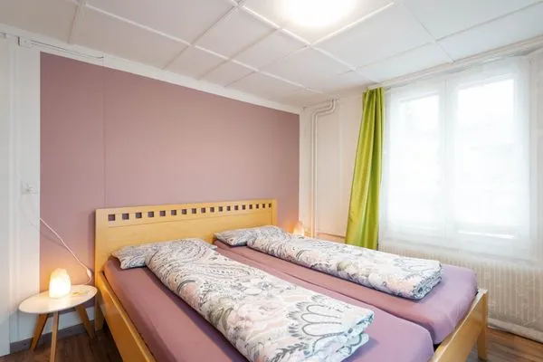 Schlafzimmer mit Doppelbett  Apartment Heimathus