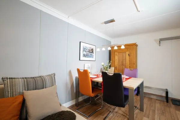 Im Wohnzimmer steht ein Esstisch  Apartment Heimathus