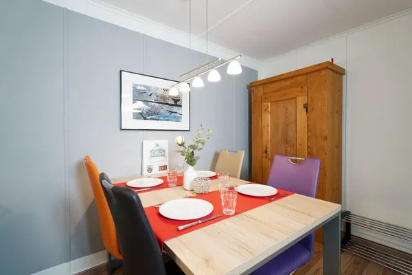 Der Esstisch bietet Platz für 4 Personen  Apartment Heimathus