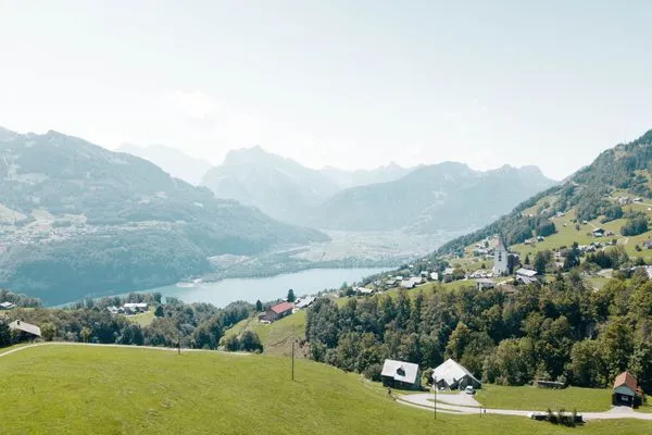 Wunderschöne Aussicht auf den Walensee und die Berge  Apartment Schwendihaus