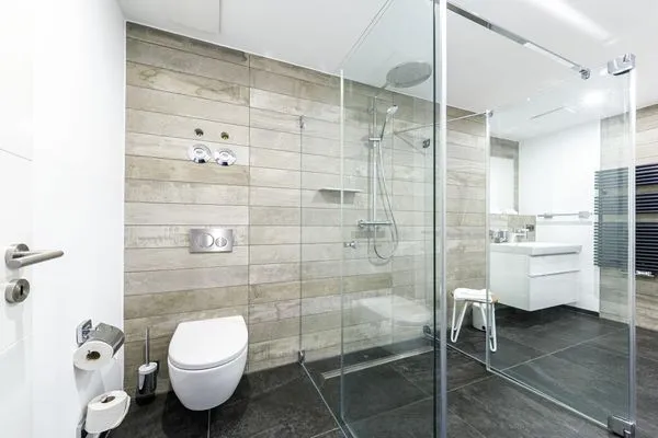 Ferienwohnung Strandlaeufer Ostseebad Wustrow ZweiWasser Alte Seefahrtschule Bad mit Glasdusche  Strandlaeufer