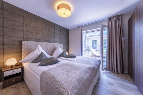 Ferienwohnung Große Strandoase Ostseebad Wustrow ZweiWasser Alte Seefahrtschule Schlafzimmer mit Balkonzugang  Große Strandoase