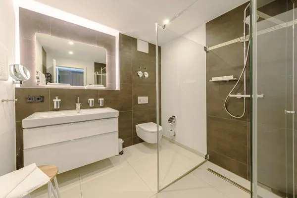 Ferienwohnung Kleine Strandoase Ostseebad Wustrow ZweiWasser Alte Seefahrtschule Badezimmer mit Glasdusche  Kleine Strandoase