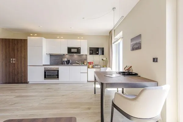 Ferienwohnung Kleine Strandoase Ostseebad Wustrow ZweiWasser Alte Seefahrtschule Küche und Essbereich  Kleine Strandoase