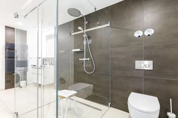 Ferienwohnung Strandleben Ostseebad Wustrow ZweiWasser Alte Seefahrtschule Bad mit Glasdusche  Strandleben