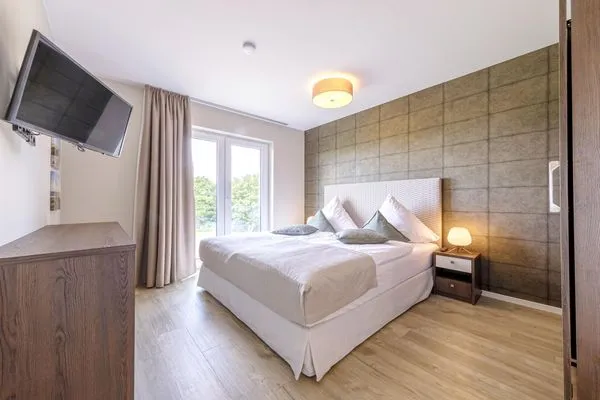 Ferienwohnung Strandleben Ostseebad Wustrow ZweiWasser Alte Seefahrtschule Schlafzimmer mit bodentiefen Fenstern  Strandleben