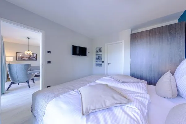 Ferienwohnung Strandluft Ostseebad Wustrow ZweiWasser Alte Seefahrtschule Schlafzimmer mit Blick in den Wohnbereich  Strandluft