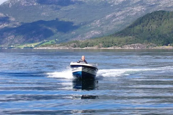 Motorboot fahren am Hardangerfjord  Fjordhytte-1