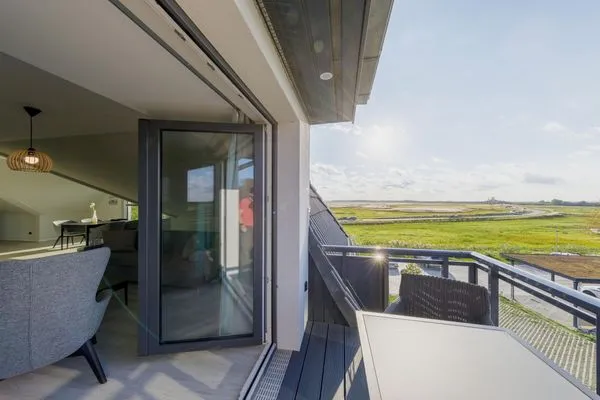 Ferienwohnung Meerblick Ostseebad Wustrow ZweiWasser Alte Seefahrtschule Wohnzimmer mit Balkonzugang  Meerblick