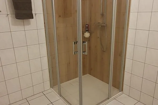 Badezimmer mit Dusche Parkresidenz am Hafen Wohnung HF 32