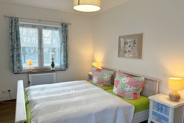 Schlafzimmer 1 mit Doppelbett