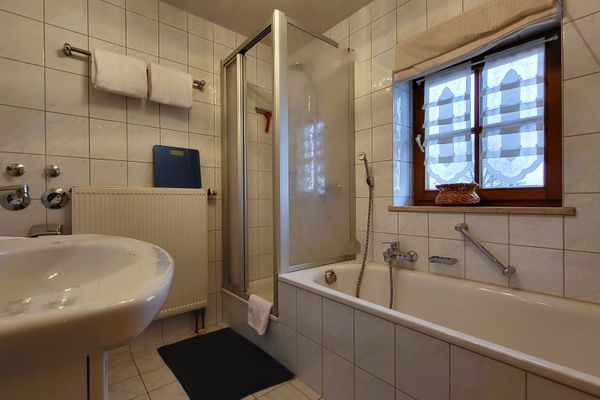  Ferienwohnung Flora Ferienwohnungen in Roßhaupten - Badezimmer