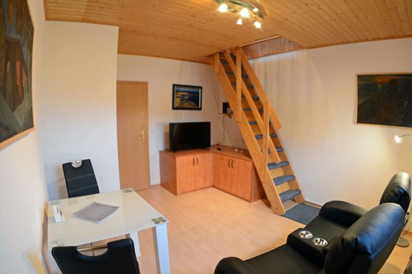 Wohn-Esszimmer mit Treppe ins Schlafzimmer im Dachgeschoß
