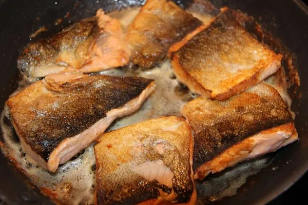 Wir braten selbstgefangenen Lachs in der Pfanne  Fjordhytte-2