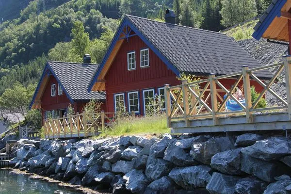 Ferienhäuser am Maurangerfjord in typisch norwegischen Farben  Fjordhytte-4
