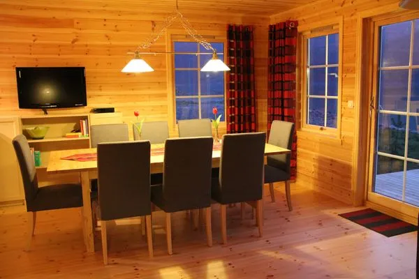 Wohnzimmer mit großem Tisch und TV  Fjordhytte-4