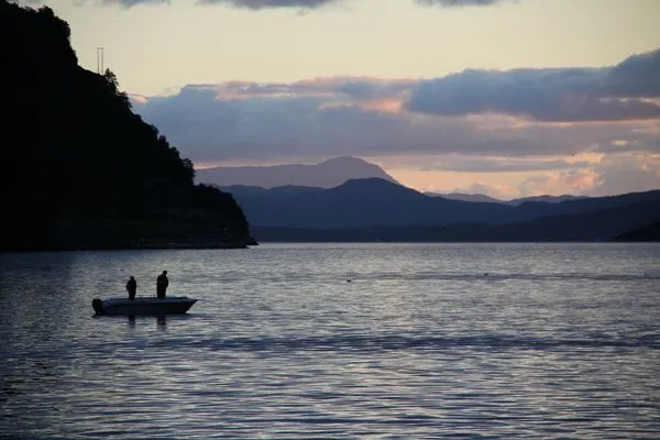 Angelnin der Abenddämmerung, zwei Angelbegeisterte!  Fjordhytte-4