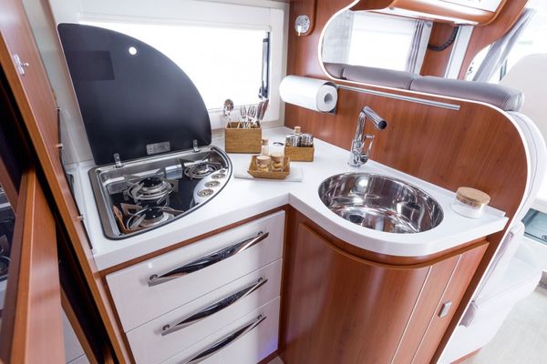  Wohnmobil Alkoven Kea 76 Laboe - Küche / Küchenzeile