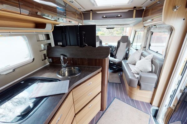  Wohnmobil Knaus Sun i 900 LEG Laboe - Küche / Küchenzeile